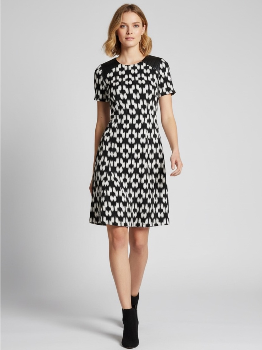 Yigal Azrouël Zoe Black White Ikat Print Sheath Dress 6 Lambskin Trim Luxury